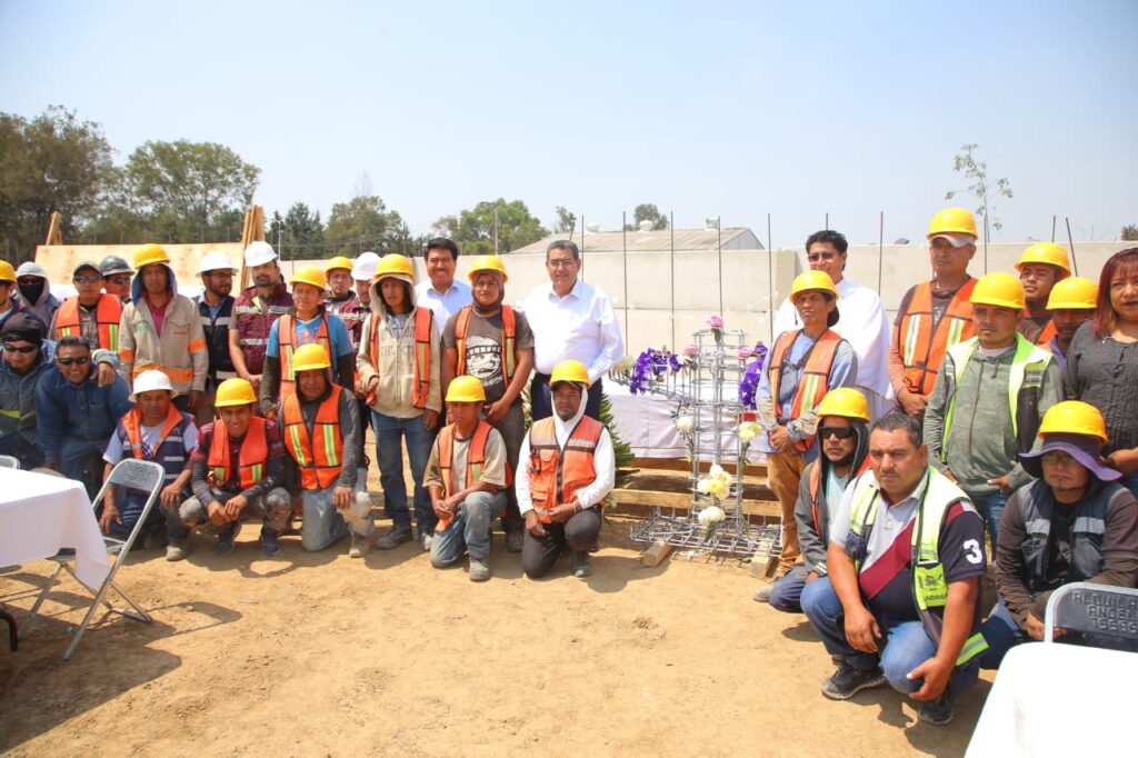 en el marco del Día de la Santa Cruz, el gobernador visitó una obra en la capital y destacó el papel de los trabajadores de la construcción en la economía poblana.
