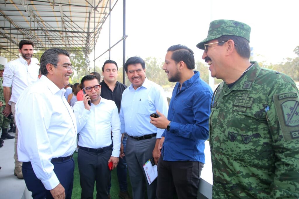 Asiste Sergio Salomón Céspedes al pase de revista del desfile del 5 de Mayo y en la Zona Militar