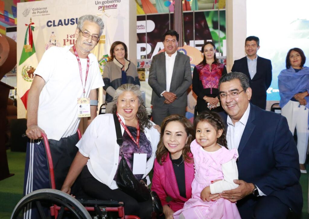 En compañía de la presidenta honoraria del Patronato del SEDIF, Gaby Bonilla, el mandatario agradeció a las familias poblanas por disfrutar de este evento