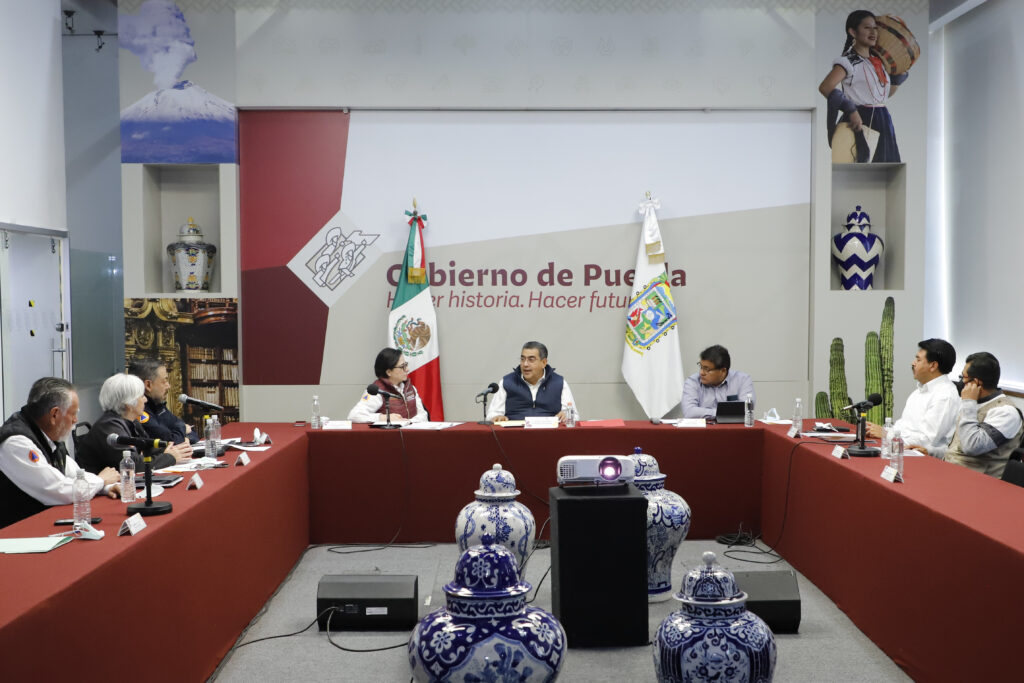 Laura Velázquez Alzúa titular de la Coordinación Nacional de Protección Civil y el gobernador Sergio Salomón Céspedes cuándo se decretó el cambio de Semáforo Amarillo Fase 3