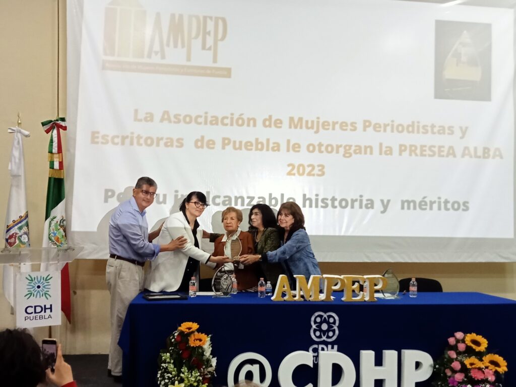 A Isabel Serdán Álvarez por sus logros profesionales como Química, Ambientalista, Legisladora y Política, y heredera del legado histórico de la familia Serdán, que inició la Revolución Mexicana que dio paso al México de hoy.