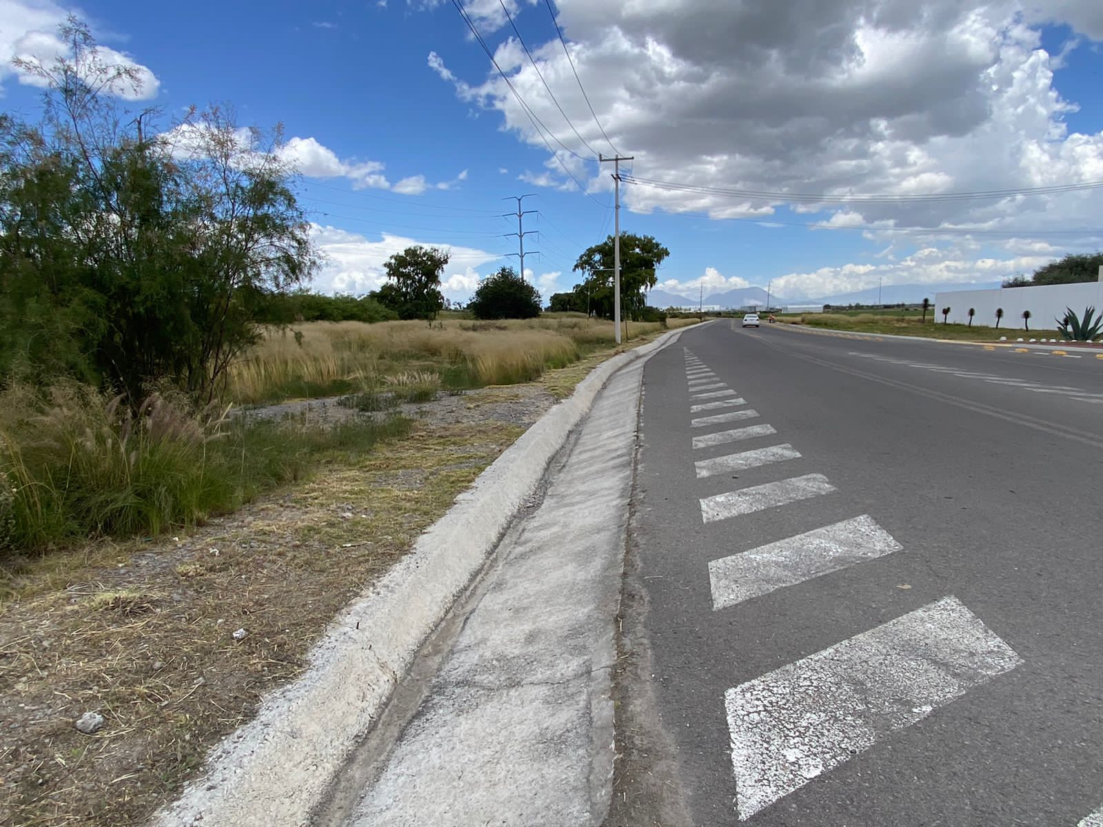 Realiza Ciudad Modelo trabajos de mantenimiento en accesos