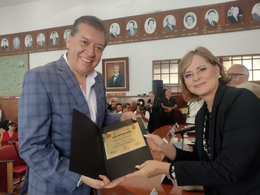 la nueva Presidenta de la Asociación de Mujeres Periodistas y Escritoras de Puebla Isabella Zozoaga Muñoz y Enrique Núñez Director de Intolerancia Diario. 