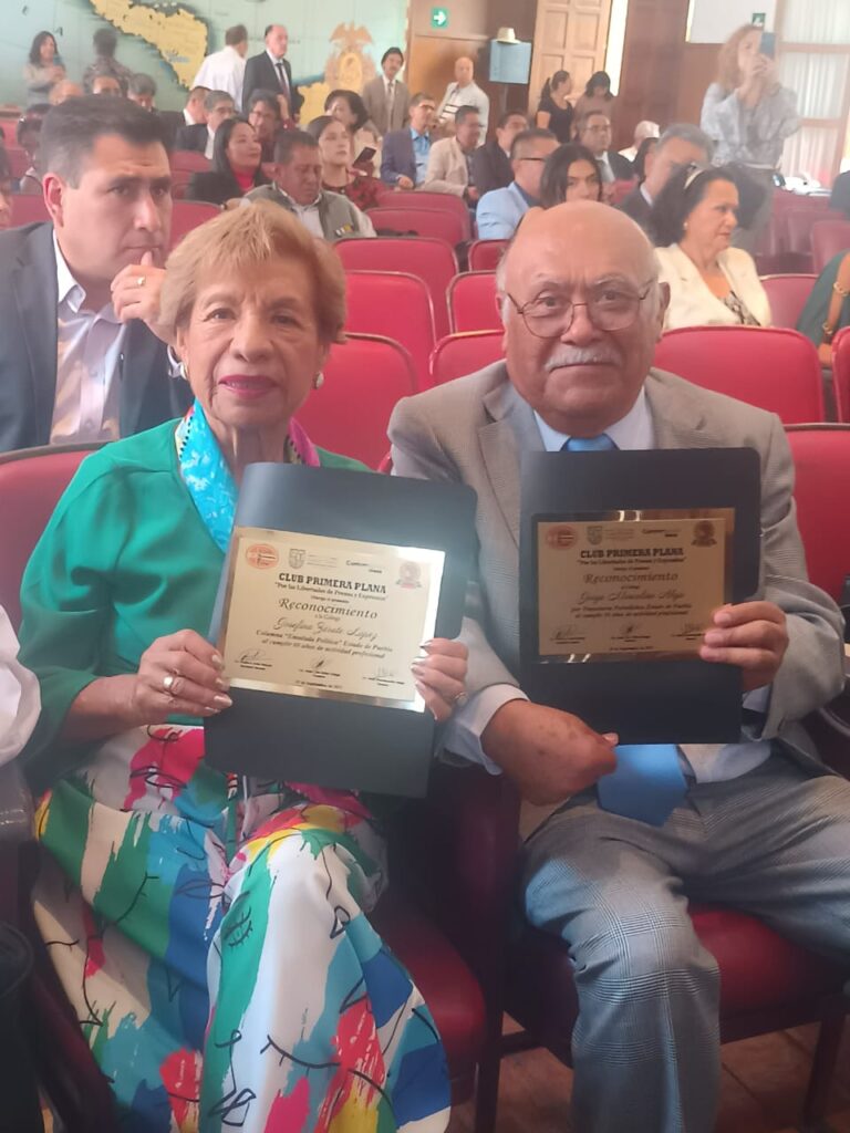Nuestros colaboradores Josefina Zárate López y Jorge Marcelino Alejo recibieron reconocimiento nacional del Club Primera Plana Josefina Zárate López columnista de “Ensalada Política” por 60 años de trayectoria y Jorge Marcelino Alejo por 50 años de trayectoria como periodista y 40 años por su columna Agenda Empresarial 