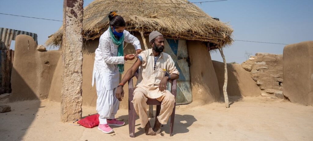 © UNICEF_Vinay Panjwani Un hombre recibe su segunda dosis de la vacuna COVID-19 durante una campaña de vacunación puerta a puerta en el estado de Rajasthan en la India. (archivo)
