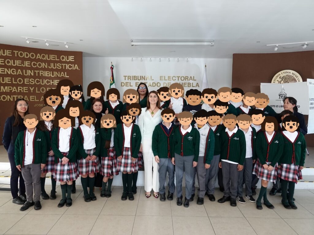 Realiza el Tribunal Electoral “Un día en el mundo electoral” con alumnos del Colegio Loyola Puebla  La Magistrada Presidenta, Idamis Pastor Betancourt, fue la encargada de dar la bienvenida a las y los estudiantes del quinto grado de primaria del Colegio Loyola.