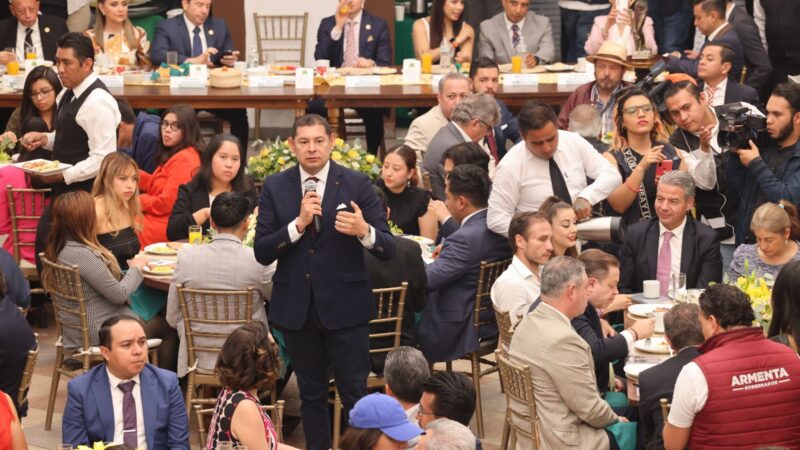 Armenta promete extensionismo universal y Cablebus a estudiantes de Escuela Libre de Derecho