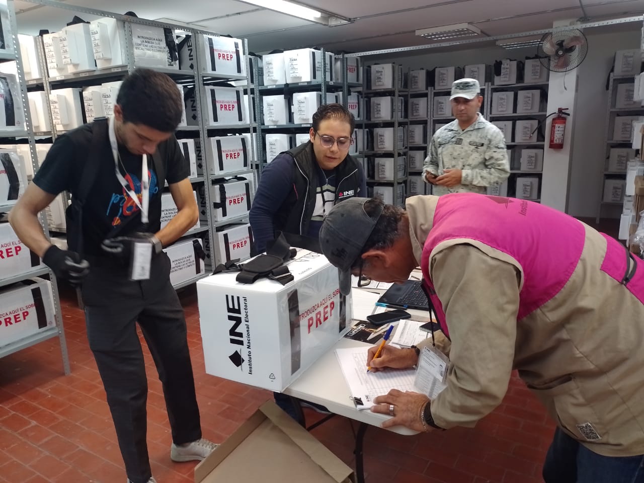 Inicia INE Puebla distribución y entrega de paquetes electorales a presidencias de casilla