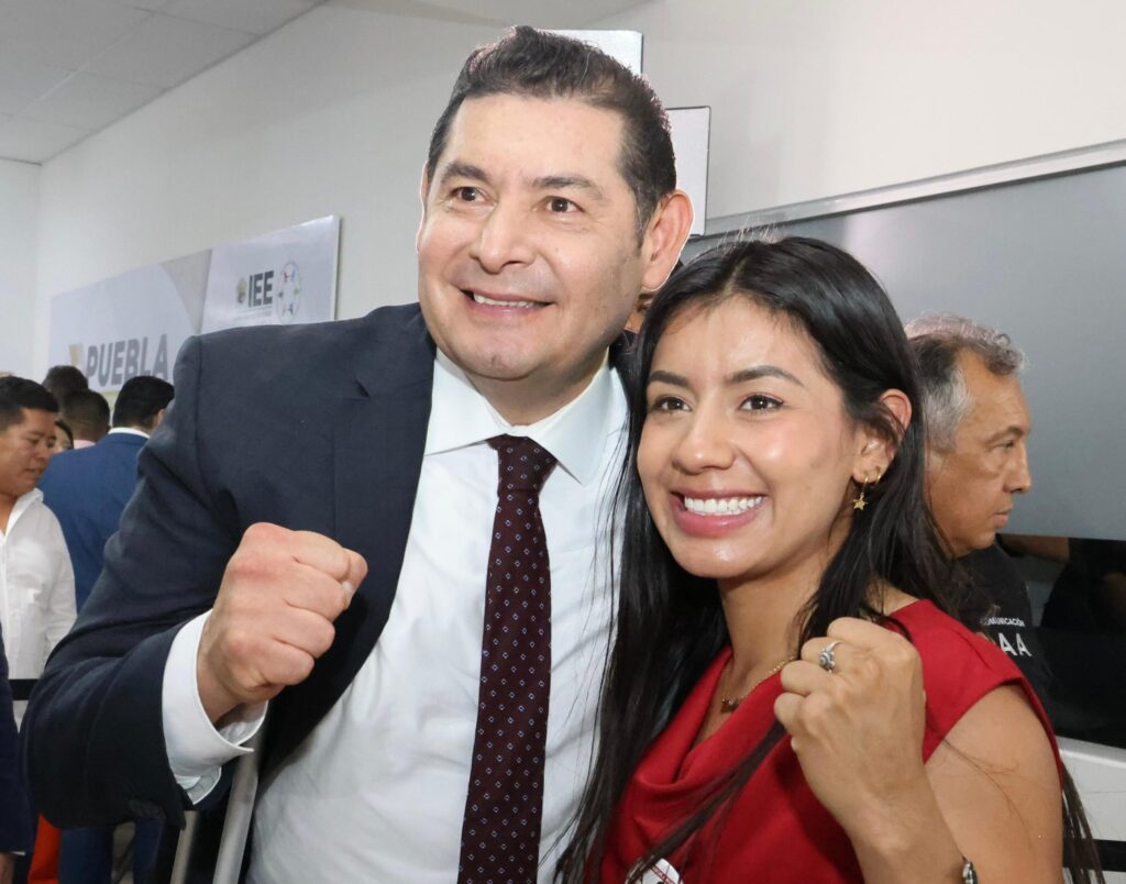 GABY LA BONITA SÁNCHEZ CON ALEJANDRO ARMENTA GOBERNADOR ELECTO DE PUEBLA