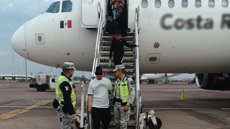Un hombre que alteró el orden al interior de un avión que viajaba rumbo a Tijuana fue detenido