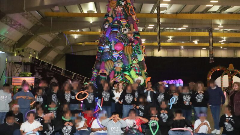 Convive Ceci Arellano con jóvenes de Casa del Adolescente en el Festival Navideño