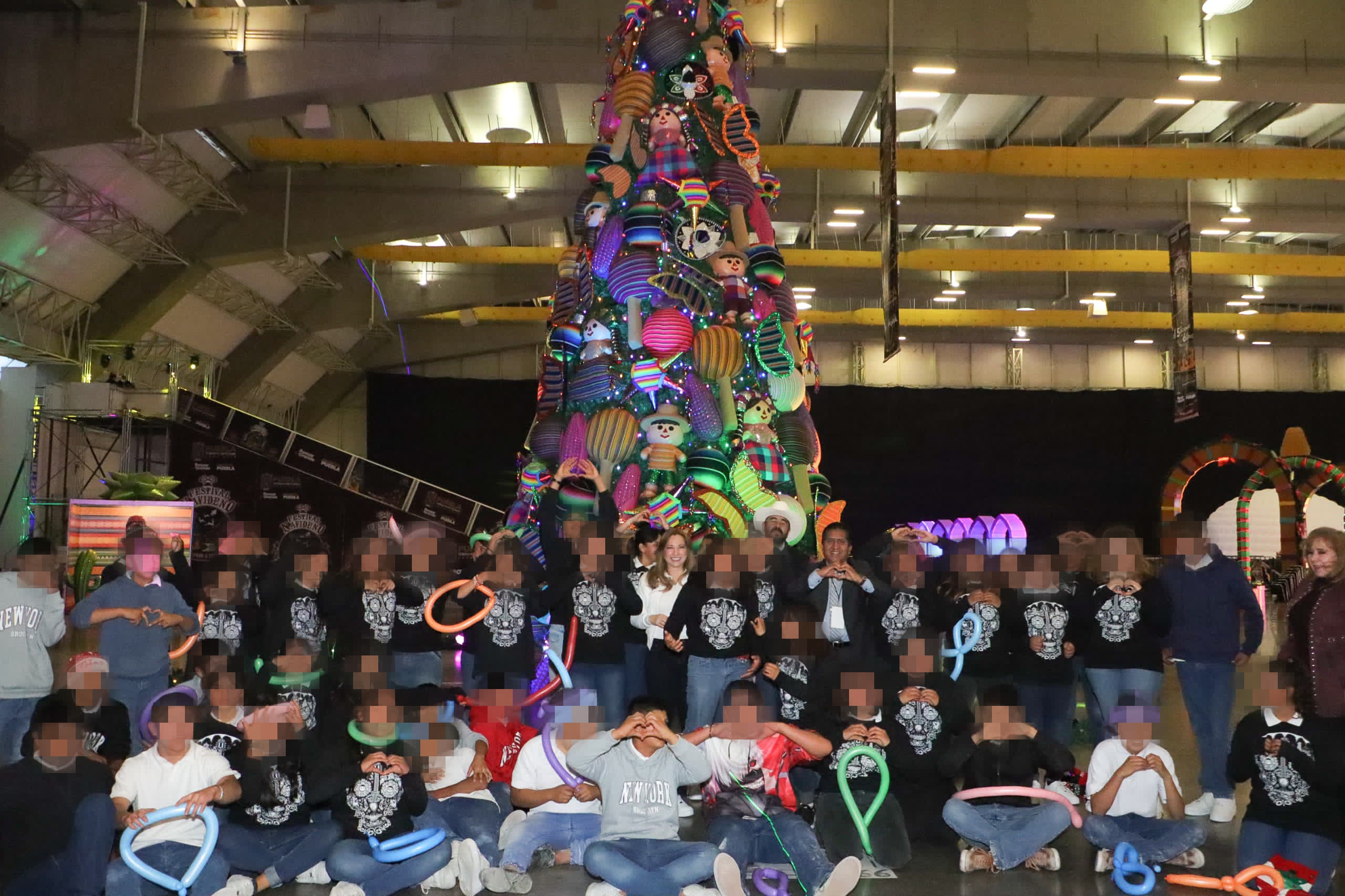 Convive Ceci Arellano con jóvenes de Casa del Adolescente en el Festival Navideño