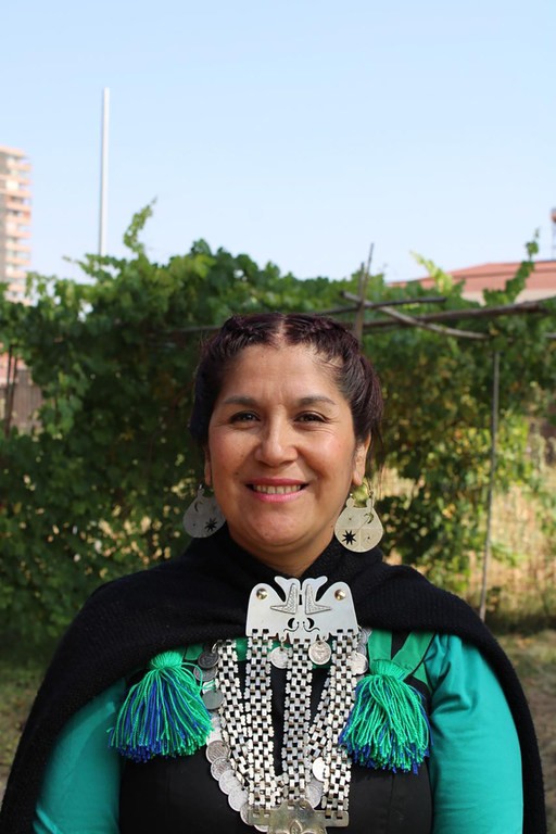 Cortesía de Nevenca Cayullán   Nevenca Cayullán, educadora mapuche, viste atuendo mapuche, su pueblo originario.
