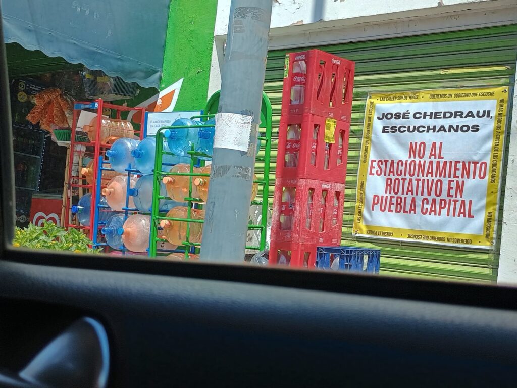 PROTESTA CONTRA EL AYUNTAMIENTO POR NUEVOS PARQUÍMETROS