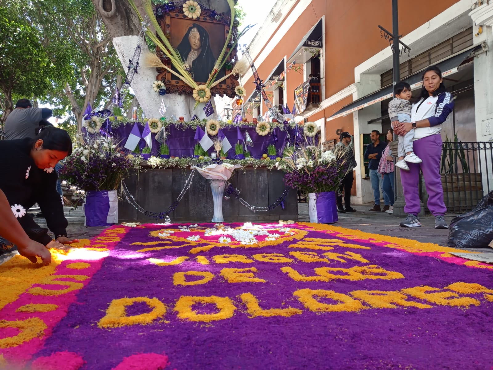 Para preservar tradiciones, Anticuarios del Barrio de Los Sapos instalan altar de la Virgen de Dolores