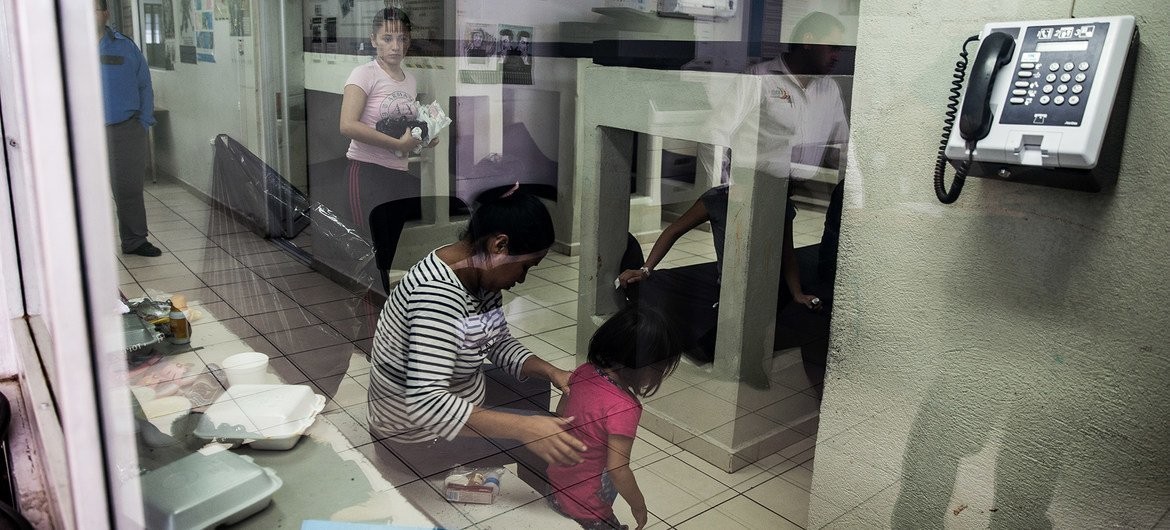 El Alto Comisionado de la ONU expresa preocupaciones de derechos humanos por las deportaciones desde Estados Unidos