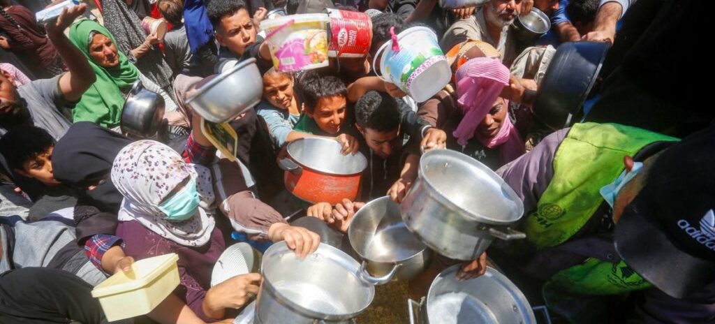 Imagen © UNRWA La gente clama por comida en Gaza.