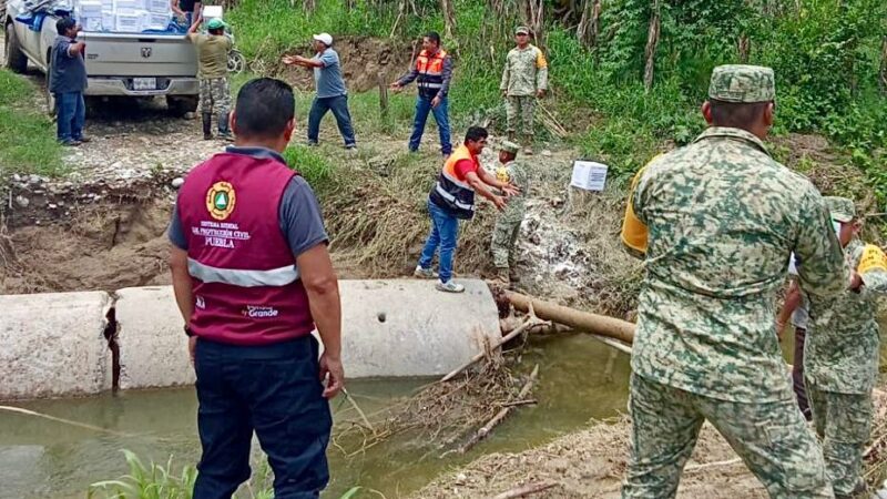 Entregan víveres a comunidades incomunicadas por lluvias en la Sierra Norte de Puebla