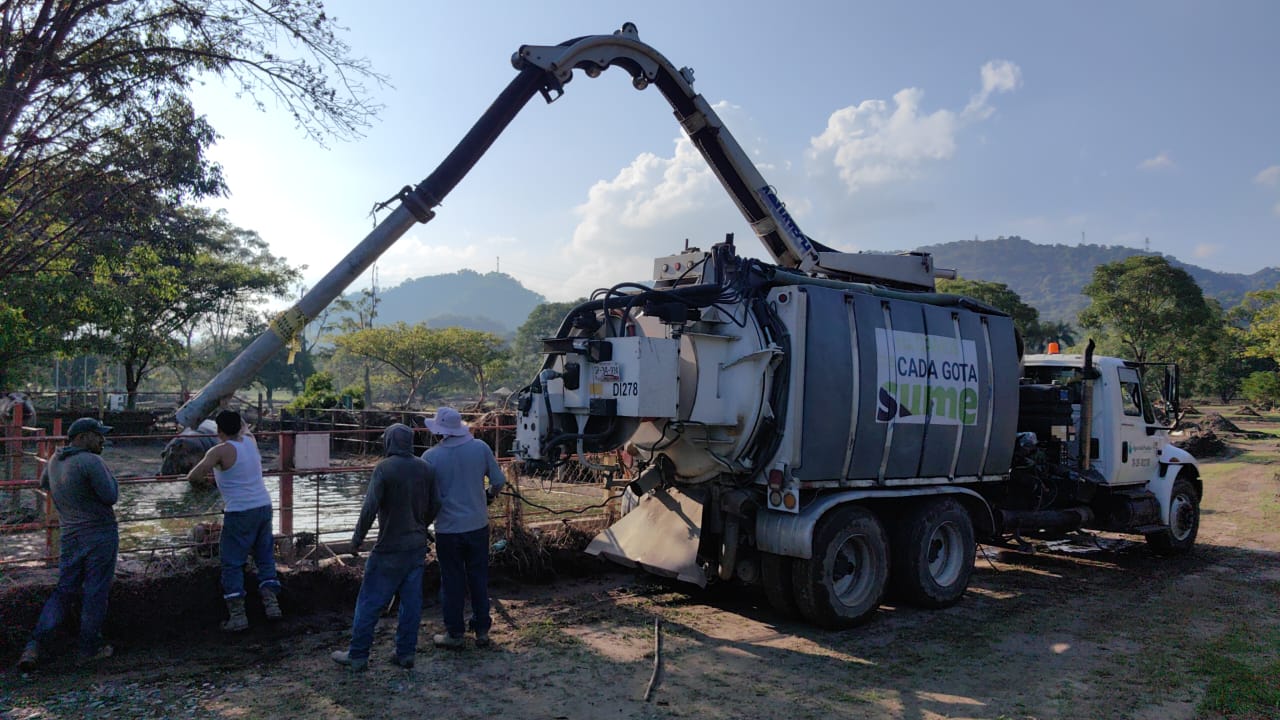 Limpieza y desazolve en más de 10 kilómetros de drenaje realizan en comunidades afectadas por las lluvias en la Sierra Norte