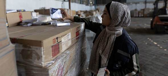 Imagen © OMS  Una trabajadora de la ONU revisa los suministros médicos en un almacén de Gaza.