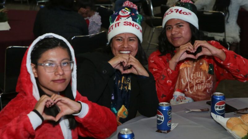 En unión y armonía, celebran con cena navideña a familias de Puebla