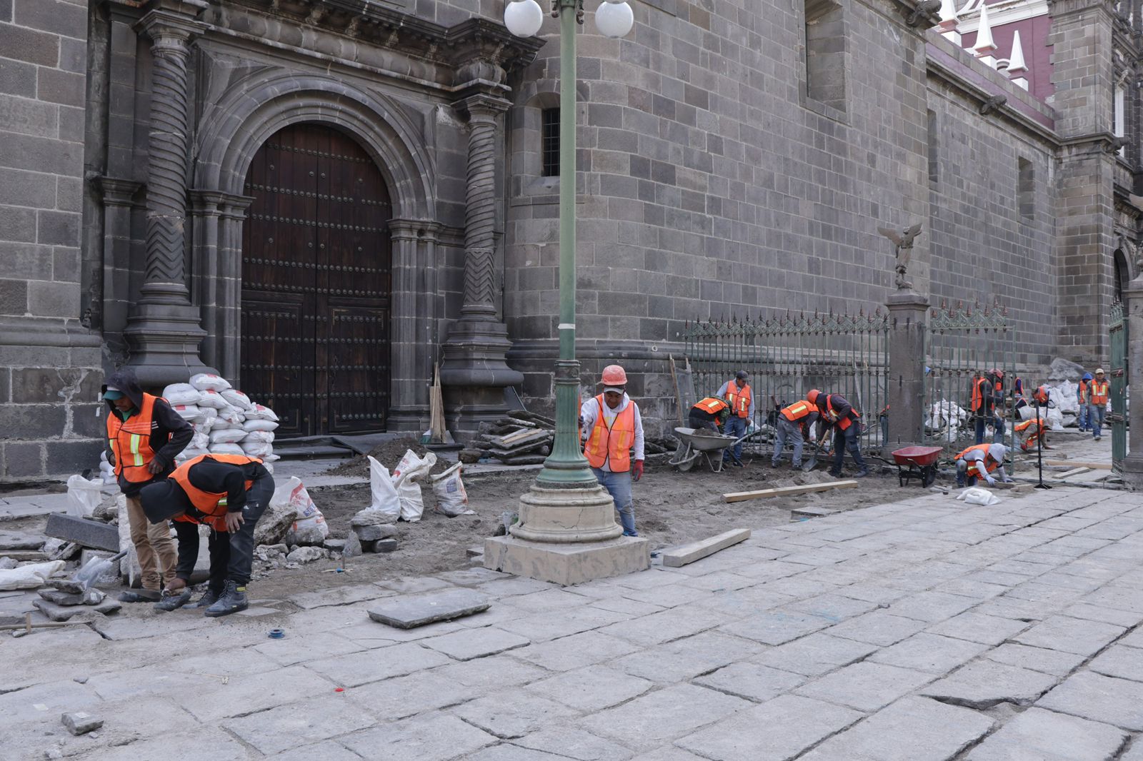 Rehabilita gobierno estatal el atrio de la Catedral Poblana