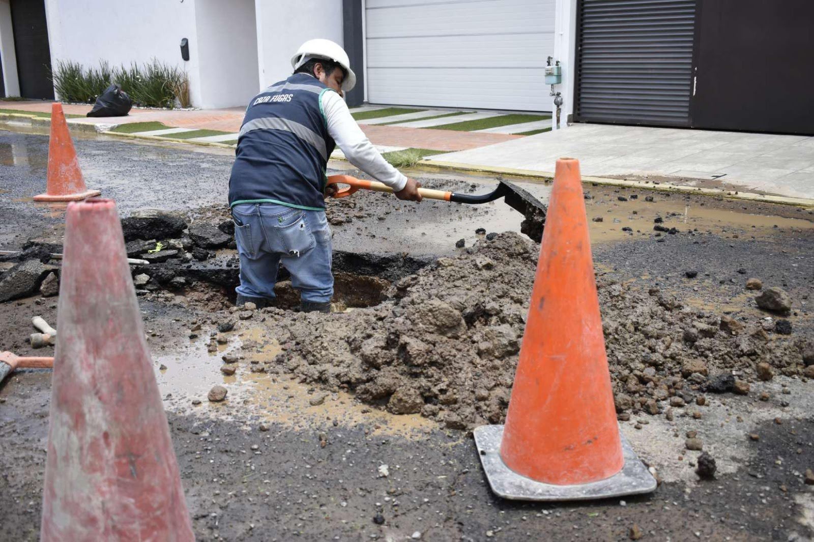 Refuerza Agua de Puebla reparación de fugas de agua potable, ante el aumento de presión en tuberías