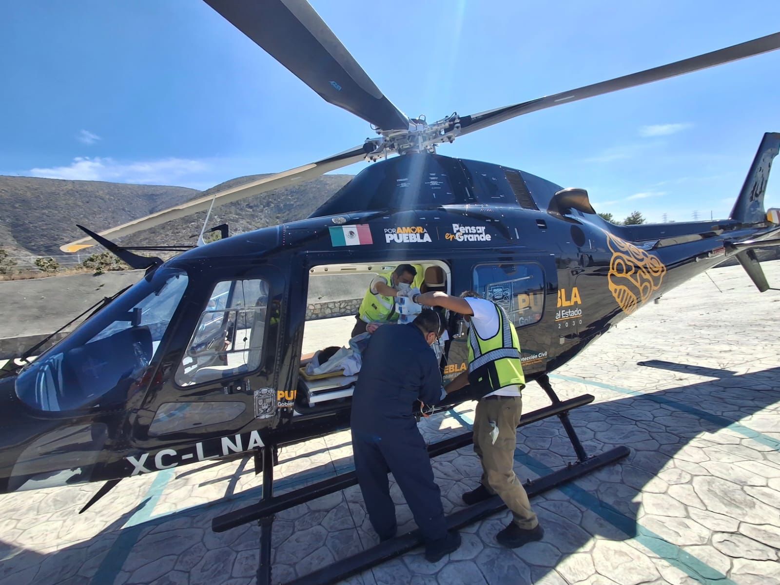 Menor poblana es trasladada en ambulancia aérea con acompañamiento médico