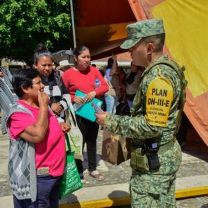 Entrega de apoyos a las familias afectadas por tormenta Jerry en Sierra Norte de Puebla