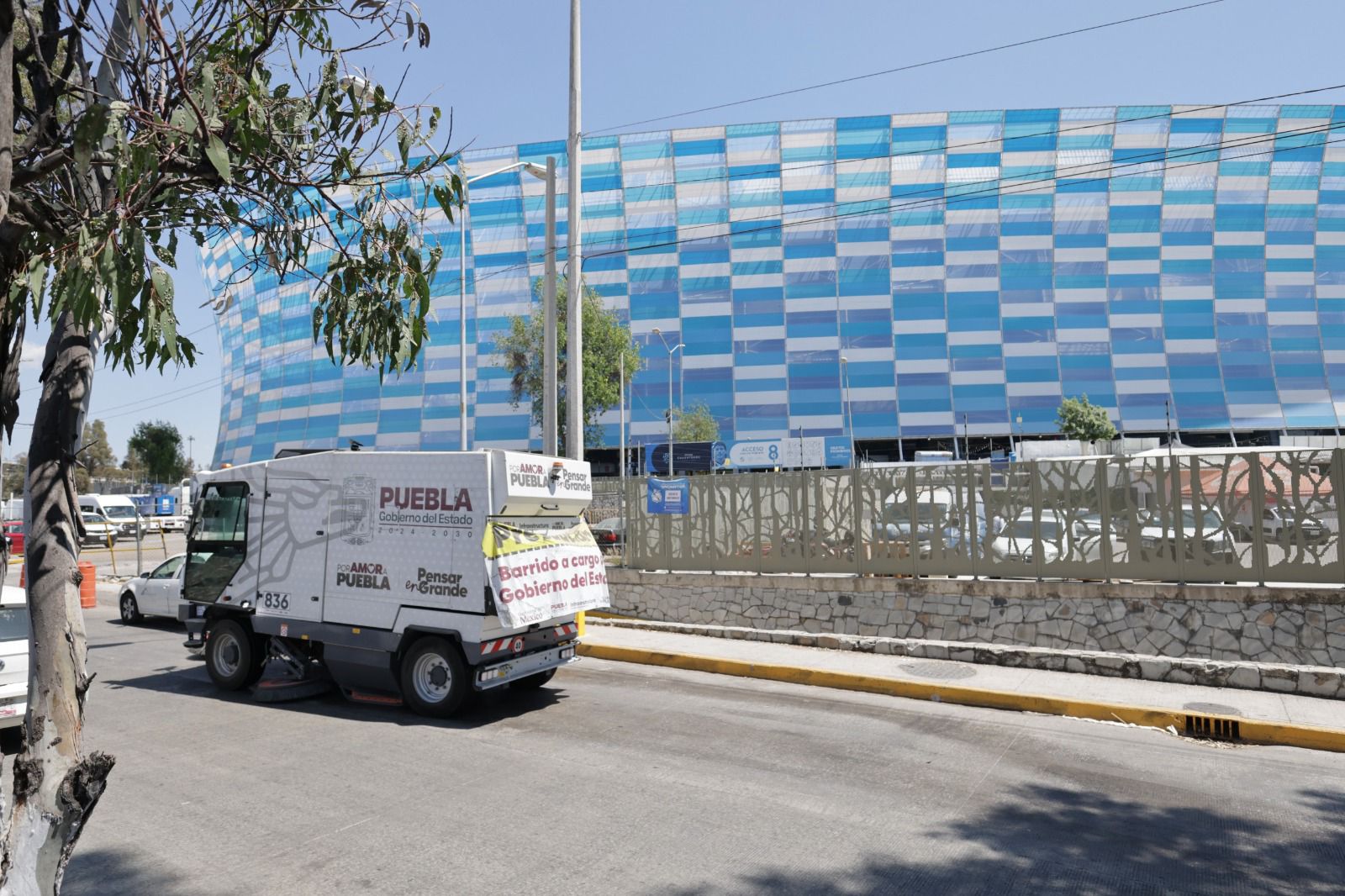 Refuerzan limpieza y seguridad en el perímetro del Estadio Cuauhtémoc
