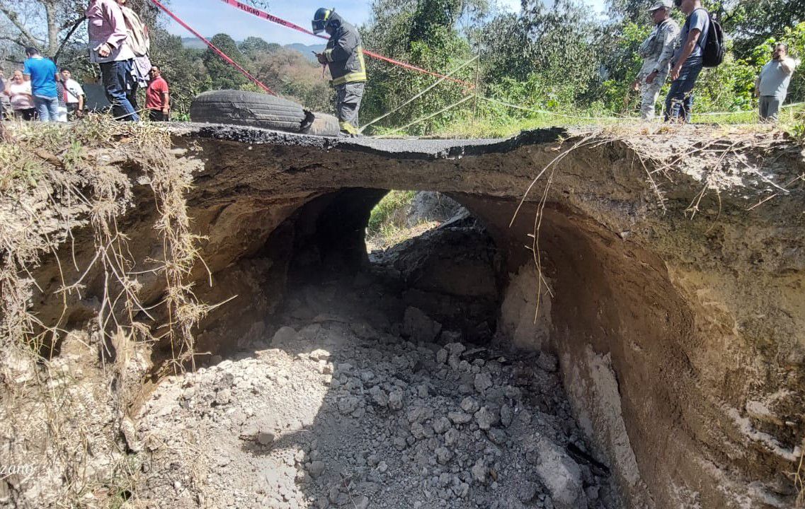 Atiende gobierno de Puebla falla de suelo en carretera Acuaco – Huehuetla