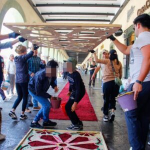 Con motivo de la procesión del Viernes Santo, se instaló alfombra monumental en San Pedro Cholula