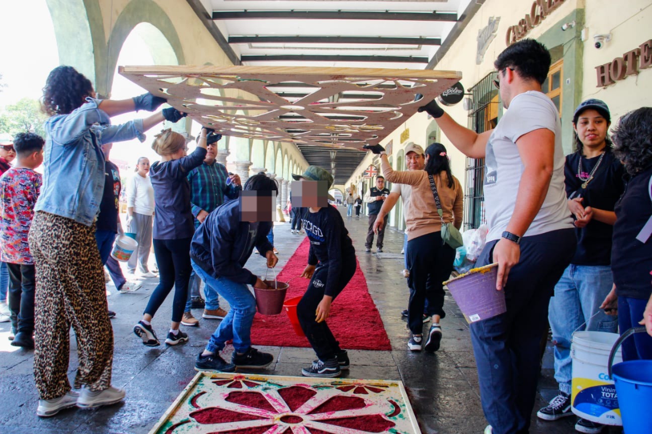 Con motivo de la procesión del Viernes Santo, se instaló alfombra monumental en San Pedro Cholula