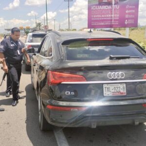 Policía Estatal de Caminos recupera vehículo con reporte de robo y asegura a una persona en Atlixco