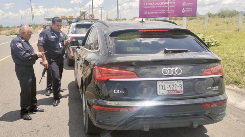 Policía Estatal de Caminos recupera vehículo con reporte de robo y asegura a una persona en Atlixco