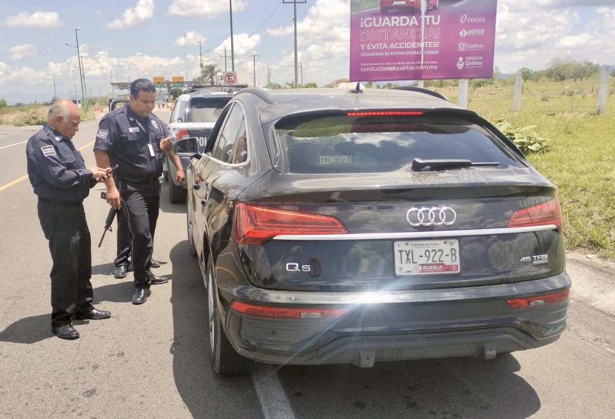Policía Estatal de Caminos recupera vehículo con reporte de robo y asegura a una persona en Atlixco