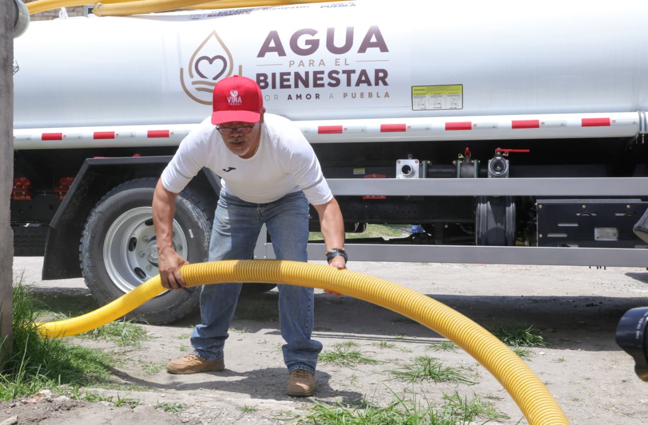 Gobierno de Puebla lleva agua para el bienestar a colonias con desabasto