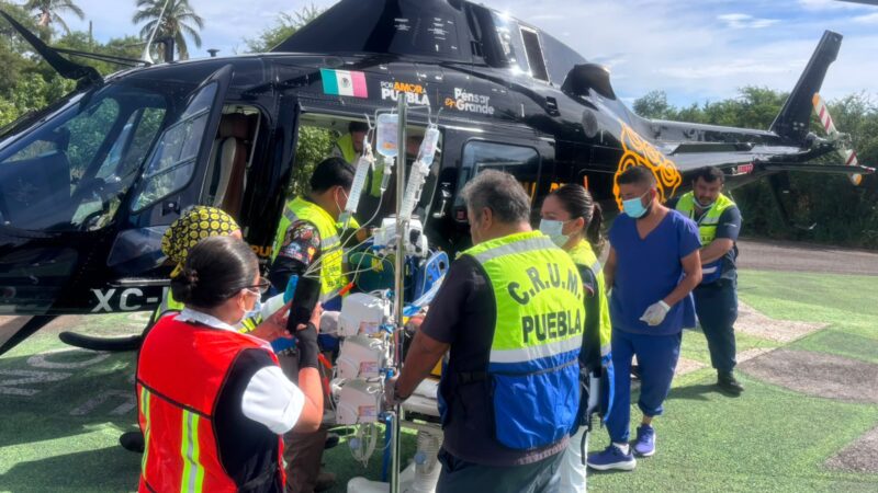 Realiza Gobierno de Puebla traslado aéreo desde Acatlán