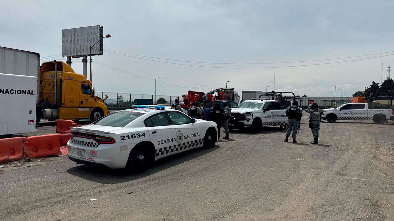 Detienen a dos personas y aseguran vehículo con reporte de robo en el municipio de Esperanza