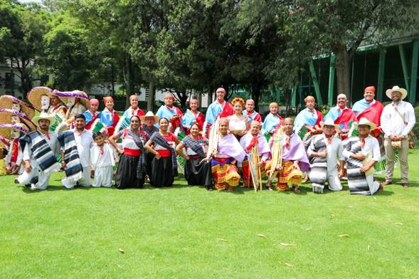 Poblanas y poblanos muestran su riqueza cultural en “Los Estados en Los Pinos”