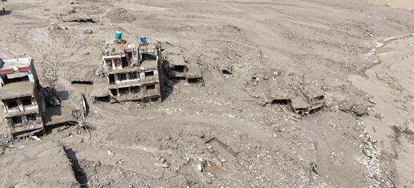 Imagen © UNICEF Los edificios quedaron sumergidos en el lodo tras las inundaciones repentinas en el distrito de Rasuwa, en el centro-norte de Nepal.