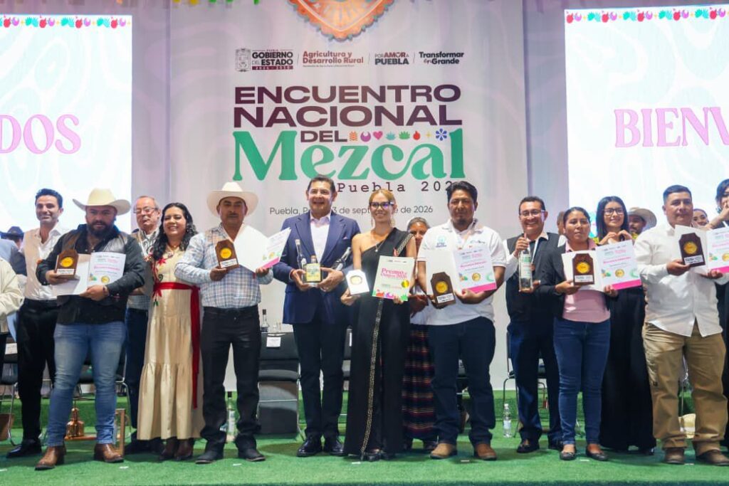 Mezcal_poblano_es_orgullo,_identidad_Armenta_Mier_1