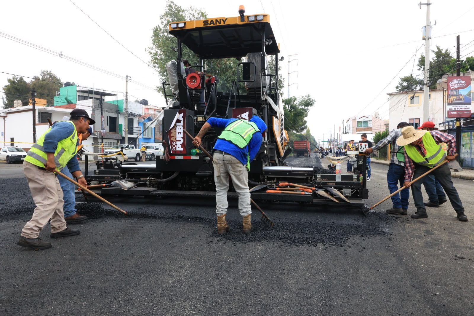 Gobierno de Puebla transforma vialidades con apoyo de PEMEX y trenes de pavimento