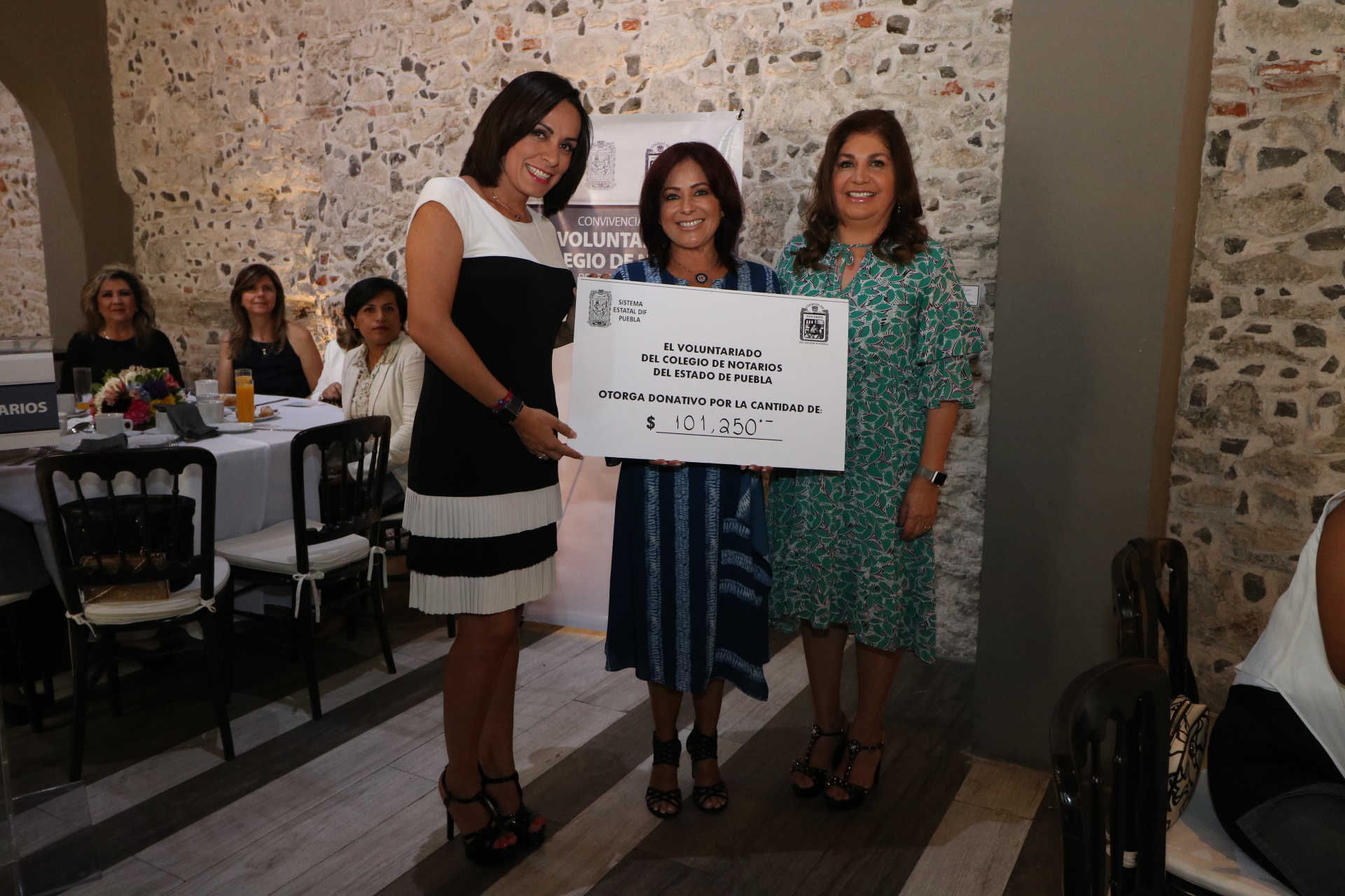 SEDIF recibe donativo de voluntarias del Colegio de Notarios a Beneficio de Casa del Estudiante