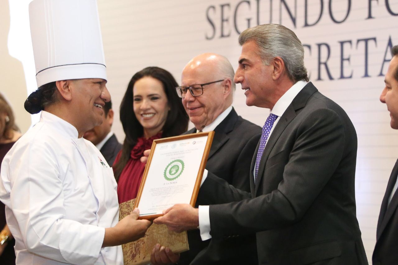 Gobiernos federal y estatal signan convenio con Canirac