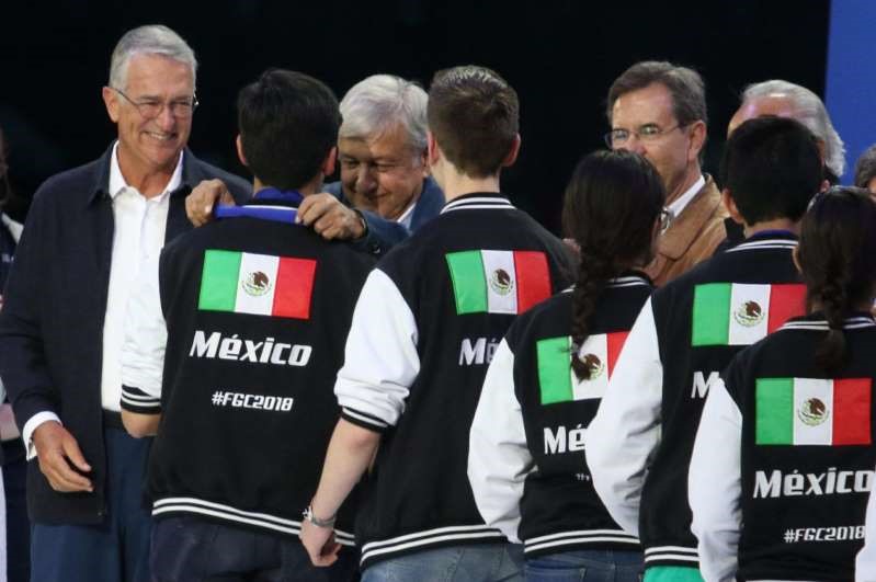 AMLO se compromete a impulsar la ciencia y tecnología