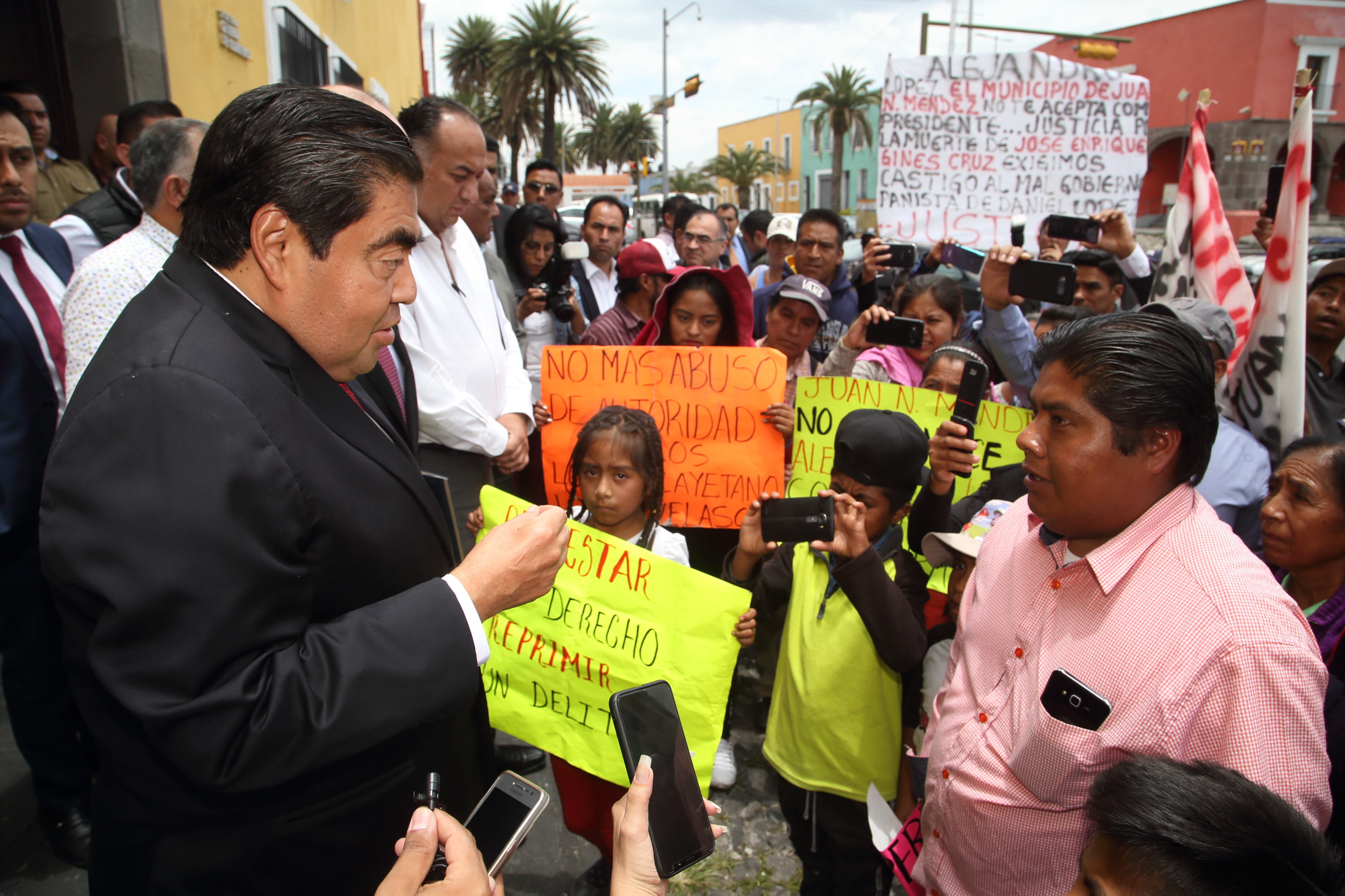No voy a esconderme ante nadie, dice Miguel Barbosa a manifestantes de Juan N. Méndez