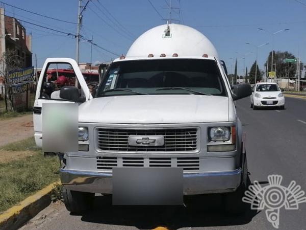 Detiene Policía Estatal a dos jóvenes con pipa cargada de gas LP presuntamente ilegal