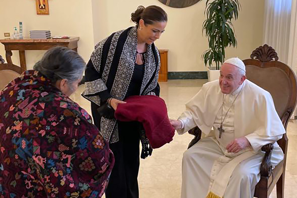 Recibe el Papa Francisco en el Vaticano a artesanas de Puebla