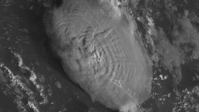 Islas cubiertas en cenizas y docenas de casas destruidas tras la erupción del volcán en Tonga